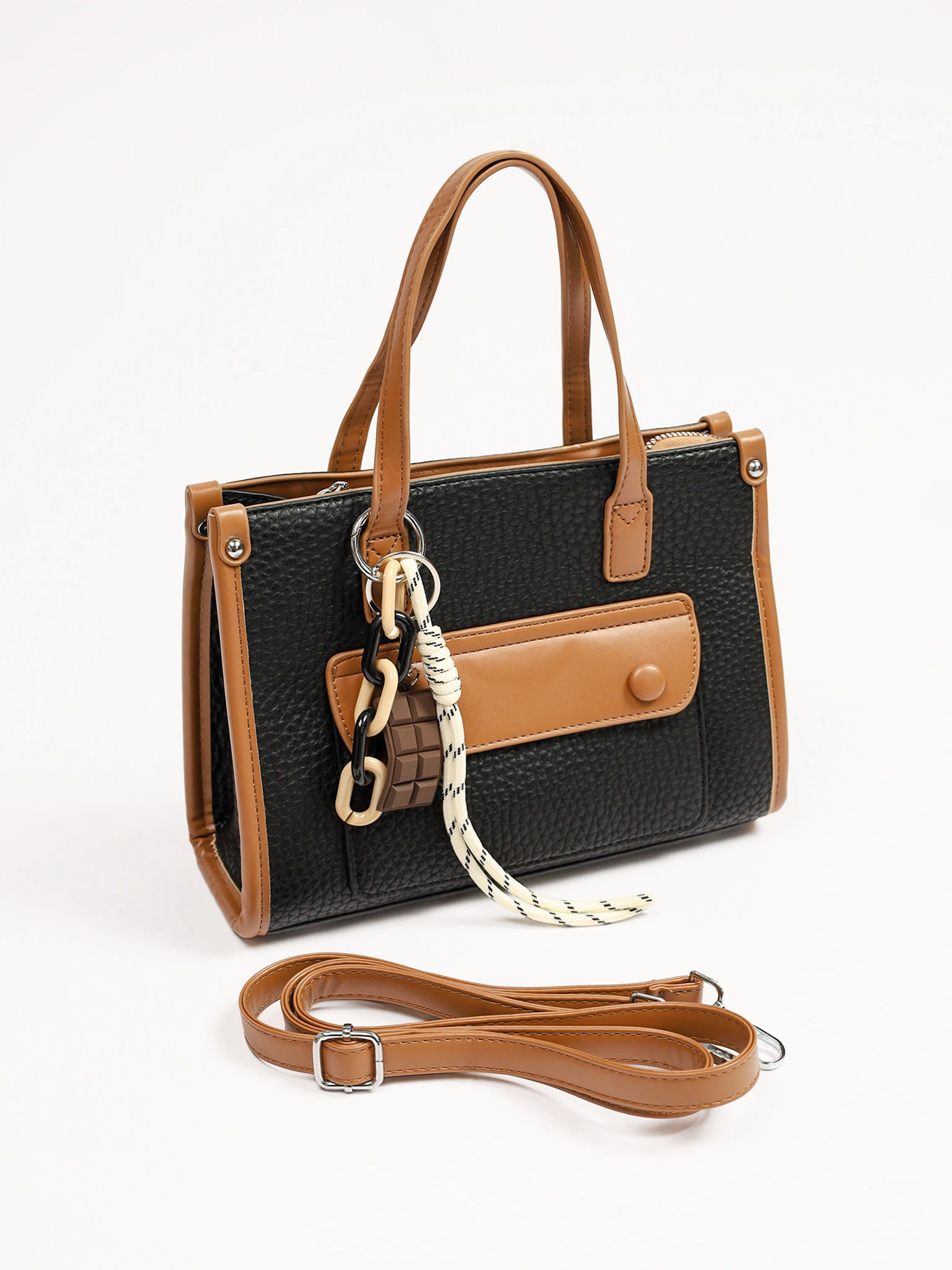 Сумка-тоут с декоративным брелком в ассортименте